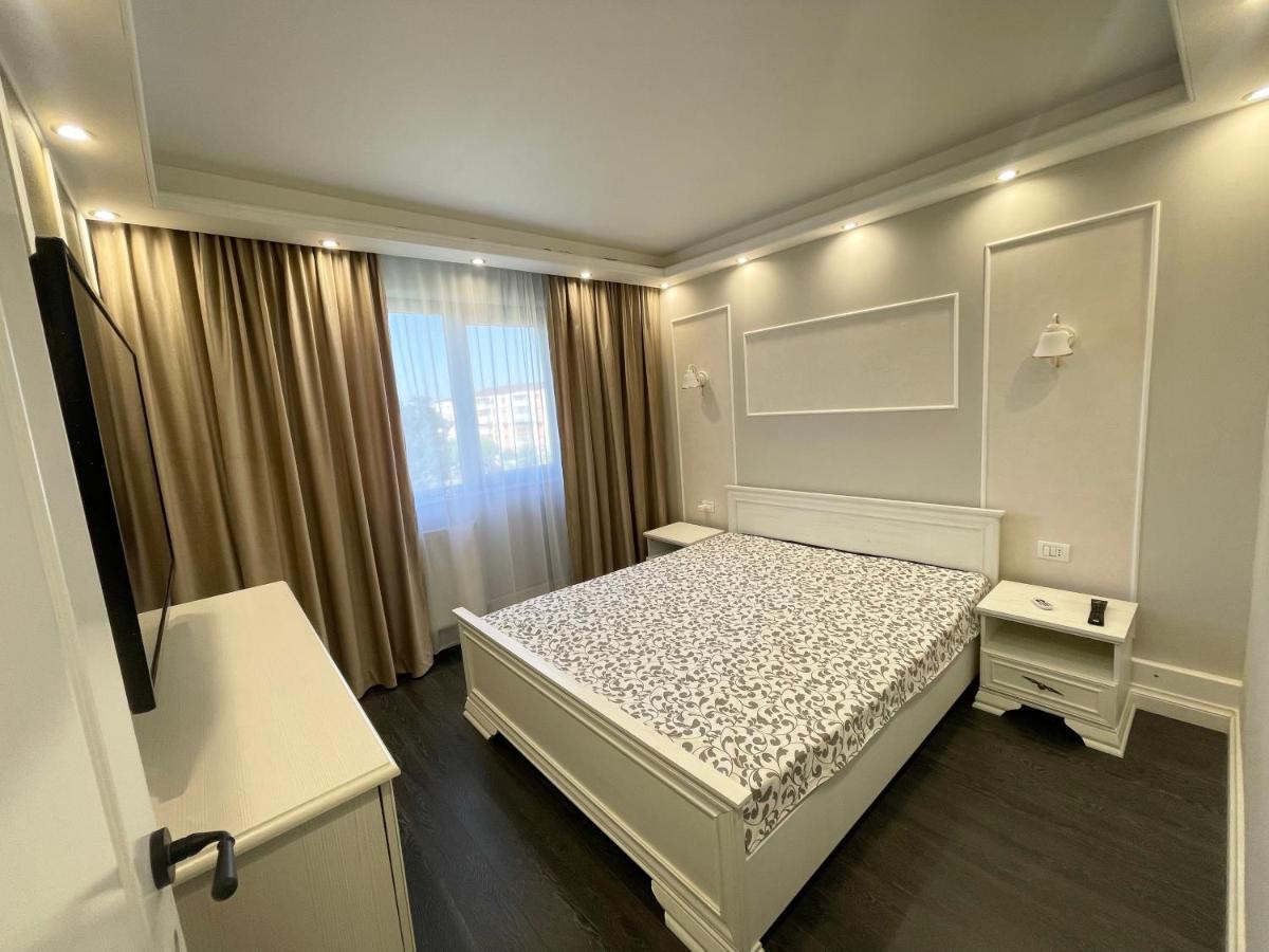 White Residence Craiova Esterno foto